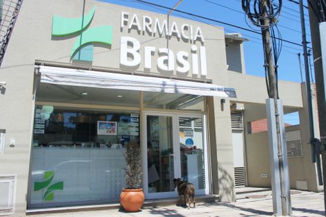Frente de la Farmacia Brasil